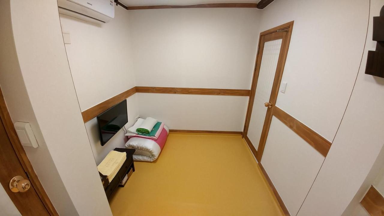 Hyosunjae Hanok Guesthouse โซล ภายนอก รูปภาพ