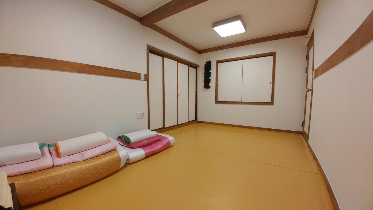 Hyosunjae Hanok Guesthouse โซล ภายนอก รูปภาพ