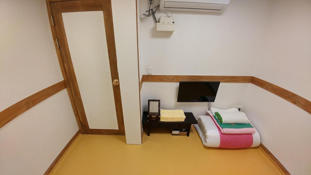 Hyosunjae Hanok Guesthouse โซล ภายนอก รูปภาพ