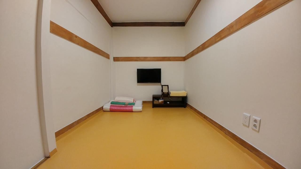 Hyosunjae Hanok Guesthouse โซล ภายนอก รูปภาพ