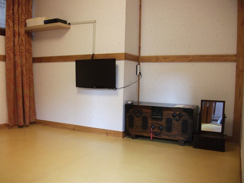 Hyosunjae Hanok Guesthouse โซล ภายนอก รูปภาพ